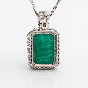 Halsband, 14K vitguld, smaragd ca 14.65 ct och diamanter ca 0.76 ct tot enligt IGI-certfikat.
