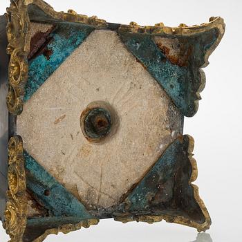 A pair of 19th century urns.