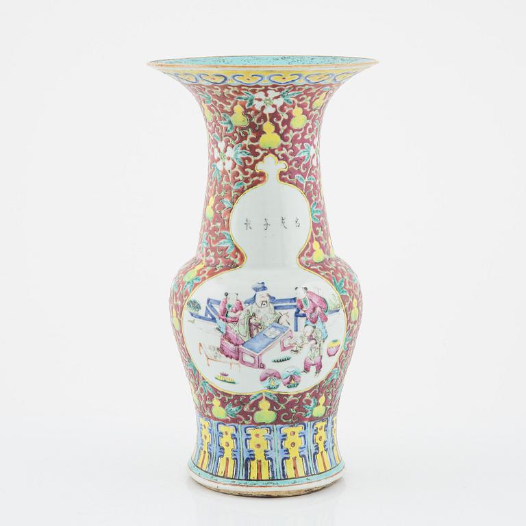 A Chinese Vase, late Qing dynasty, 19th century.