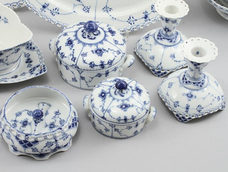 SERVISDELAR, 16 delar, porslin, "Musselmalet", Royal Copenhagen, 1900-talets andra hälft.