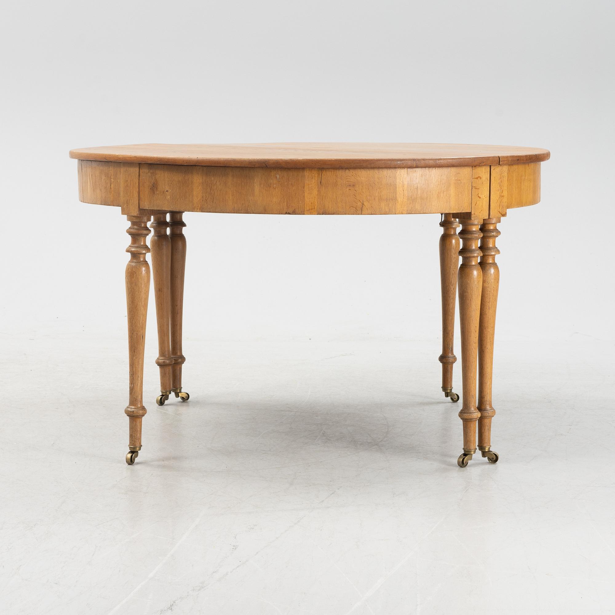 An oak dining table, around the year 1900.