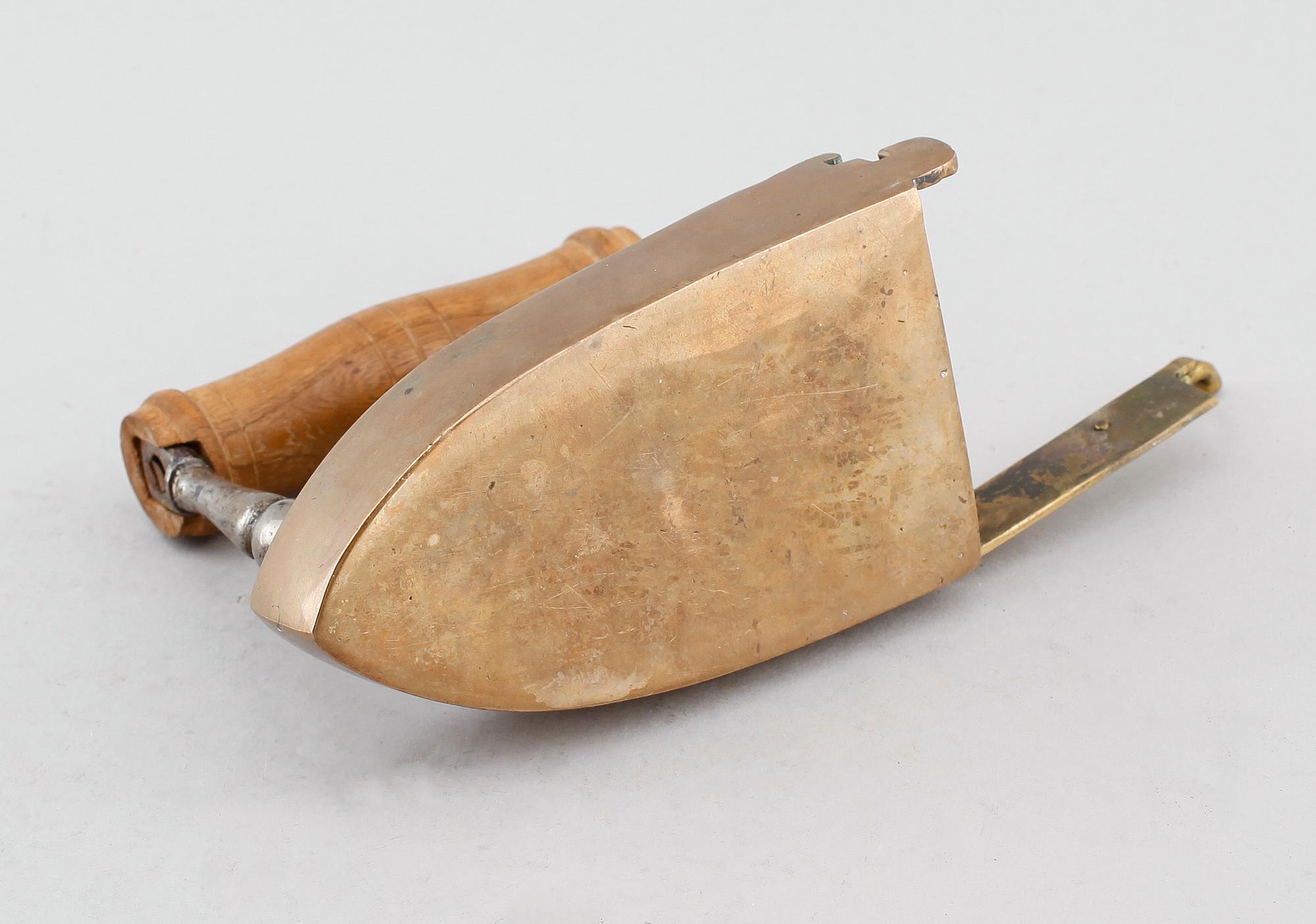STRYKJÄRN, mässing, 1700-talets andra hälft.