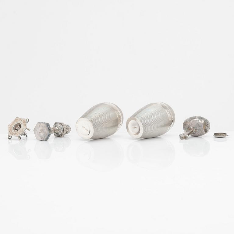 Vaser, ett par, samt ströare, 2 st, sterlingsilver Japan 1900-talets första hälft.