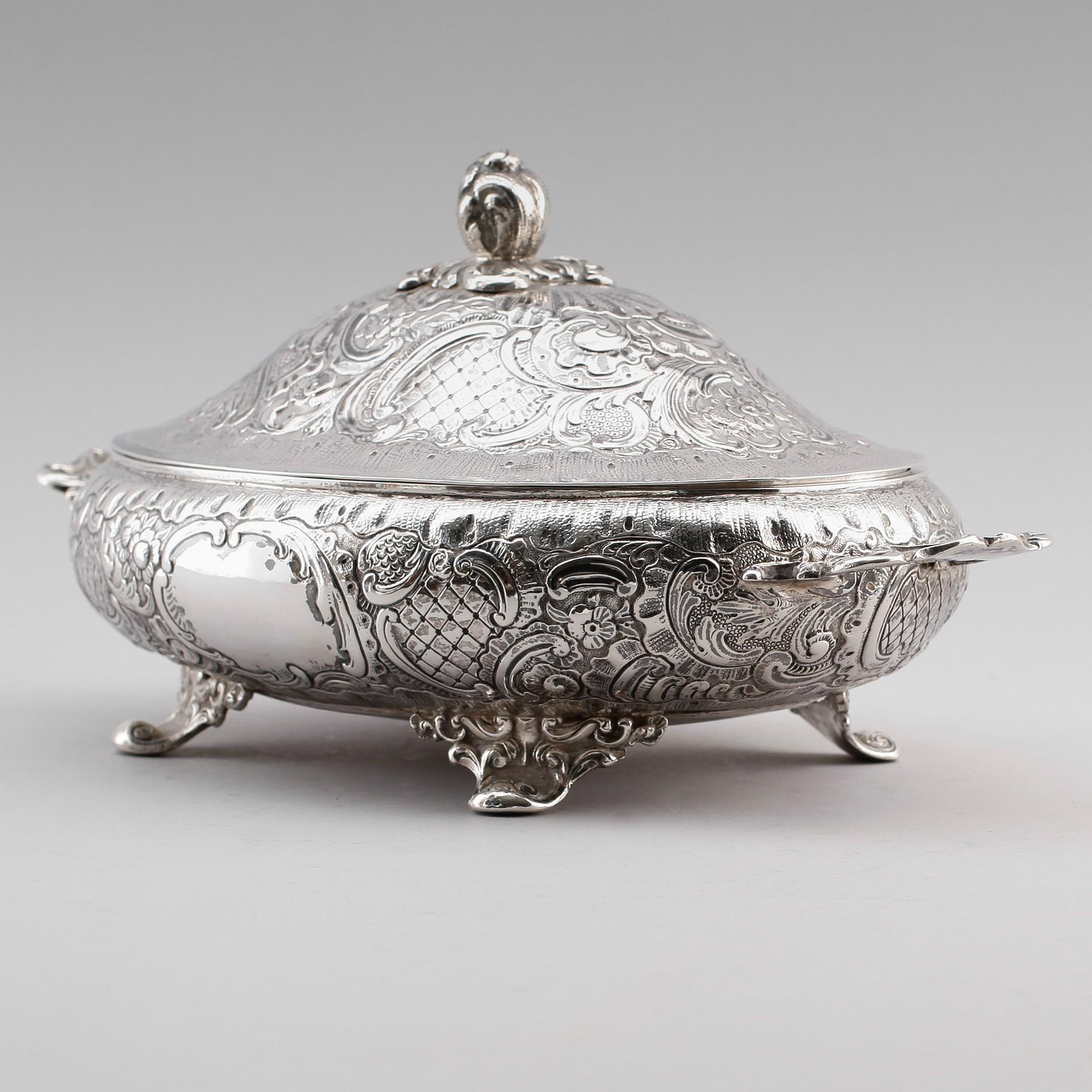 TERRIN, silver, rokokostil, sannolikt Nederländerna, 1800-/1900-tal. Vikt ca 1053 gram.