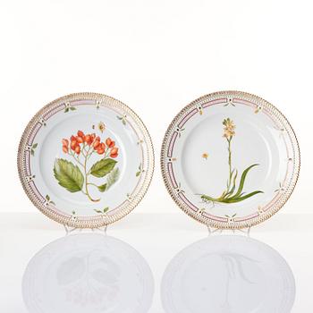 Tallrikar, 12 stycken, porslin. Royal Copenhagen, "Flora Danica", Danmark, 1900-tal.