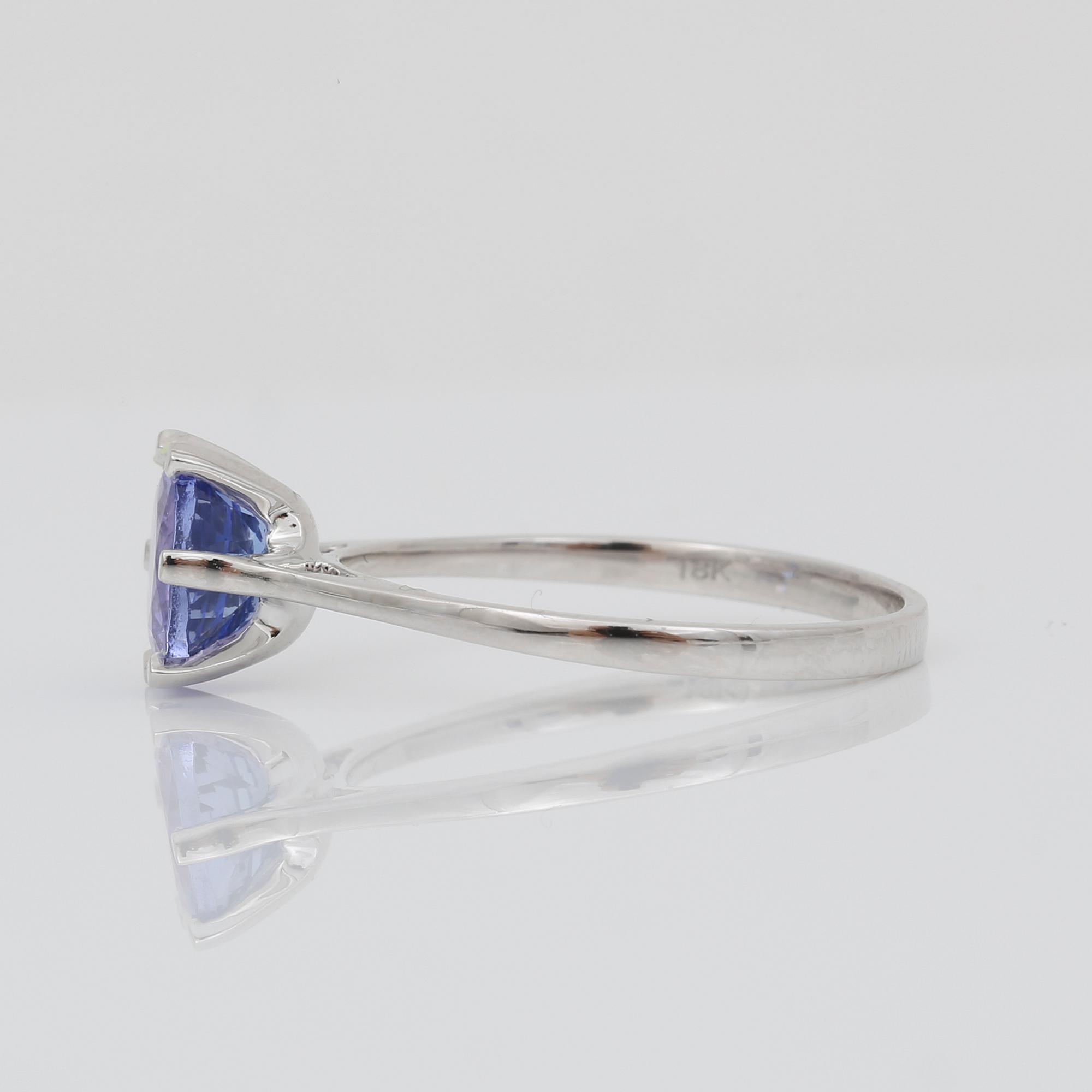 RING, 18K vitguld med rundslipad tanzanit ca 1,40 ct. Vikt ca 2,06 g.