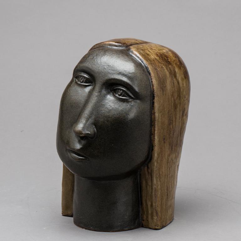 A STONEWARE HEAD BY ÅKE HOLM.