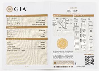 Örhängen, 18K vitguld med briljantslipade diamanter totalt 0.50 ct, medföljande GIA dossier.