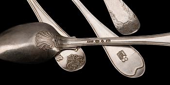 TESKEDAR, 15 st, silver, bland annat Jonas Wilhelm Laurén, Stockholm, 1855. Total vikt ca 233g.