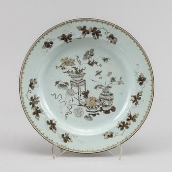 Fat, 3 stycken (2+1), kompaniporslin. Qingdynastin, Qianlong (1736-95).