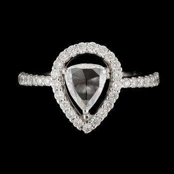 1208. RING, rosenslipad diamant 0.52 ct samt briljantslipade diamanter tot. ca. 0.43 ct.