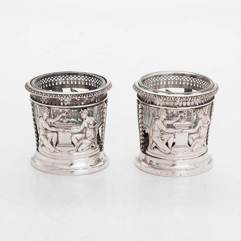 Bordssurtout samt ett par behållare, silver, Paris 1819-38. Empir.