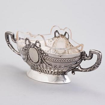 A Viennese silver bowl with fitted cut glass from the Austria-Hungarian Empire 1872-1922. Mark of SH.