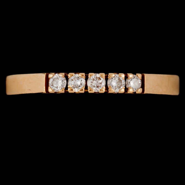 RING, 18k guld med 5 briljantslipade diamanter, tot 0.15 ct, Nya Hedbergs Guld & Silver, Dalsjöfors, 2000-tal. Vikt 2 g.