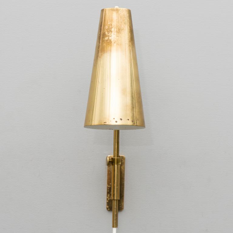 Paavo Tynell, A mid-20th century '9459/S' wall light for Taito, Finland.