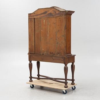 Vitrinskåp överdel, rokoko, 1700-tal, på senare benställning.