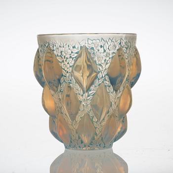 A René Lalique 'Rampillon' opalescent vase, France post 1928.
