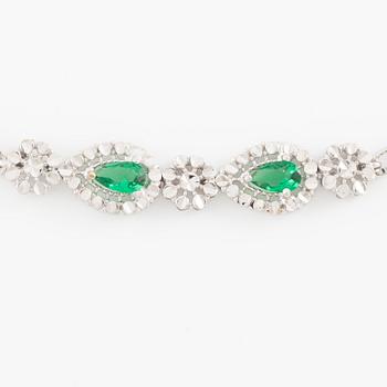 Armband 18K guld med gröna stenar.