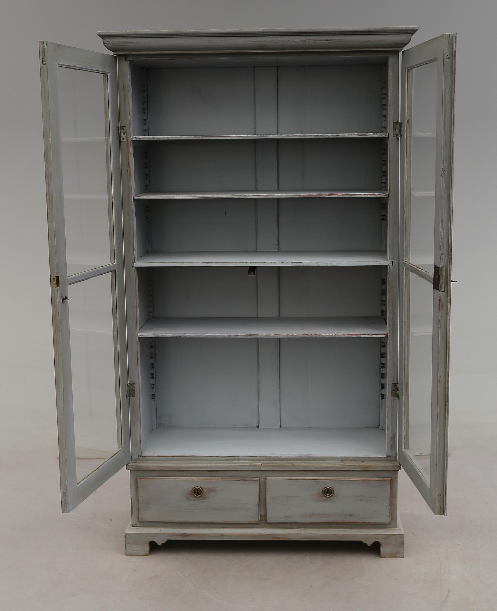 VITRINSKÅP, omkring år 1900.