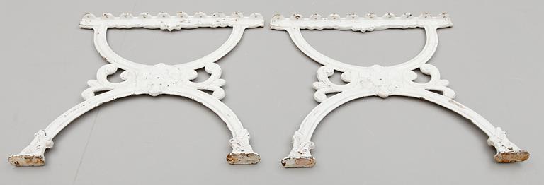 SOFFGAVLAR, till 2 trädgårdssoffor samt BORD, gjutjärn, 1900-talets andra hälft.
