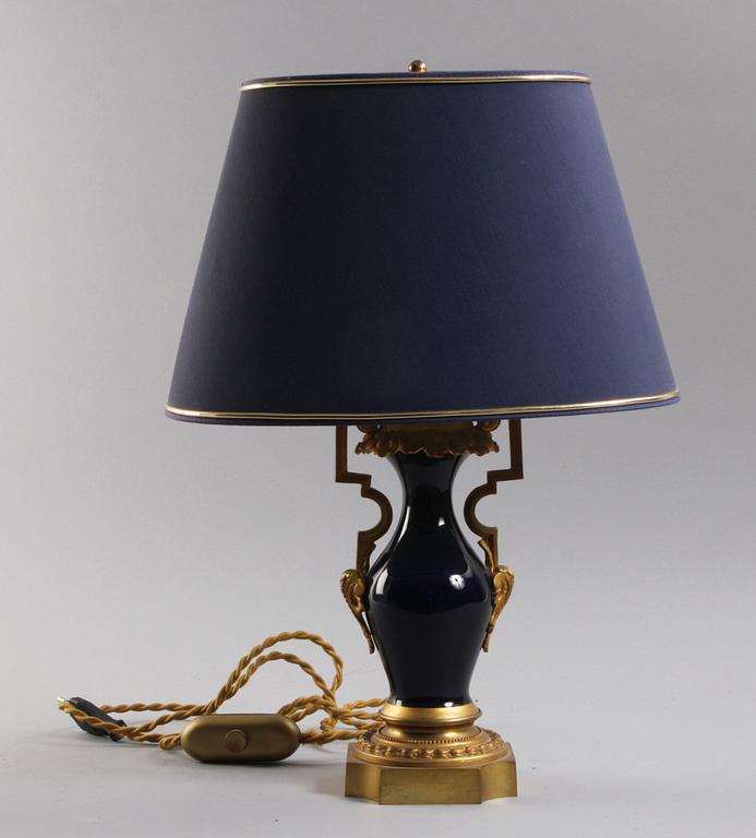 BORDSLAMPA, porslin och metall, Louis XVI-stil.