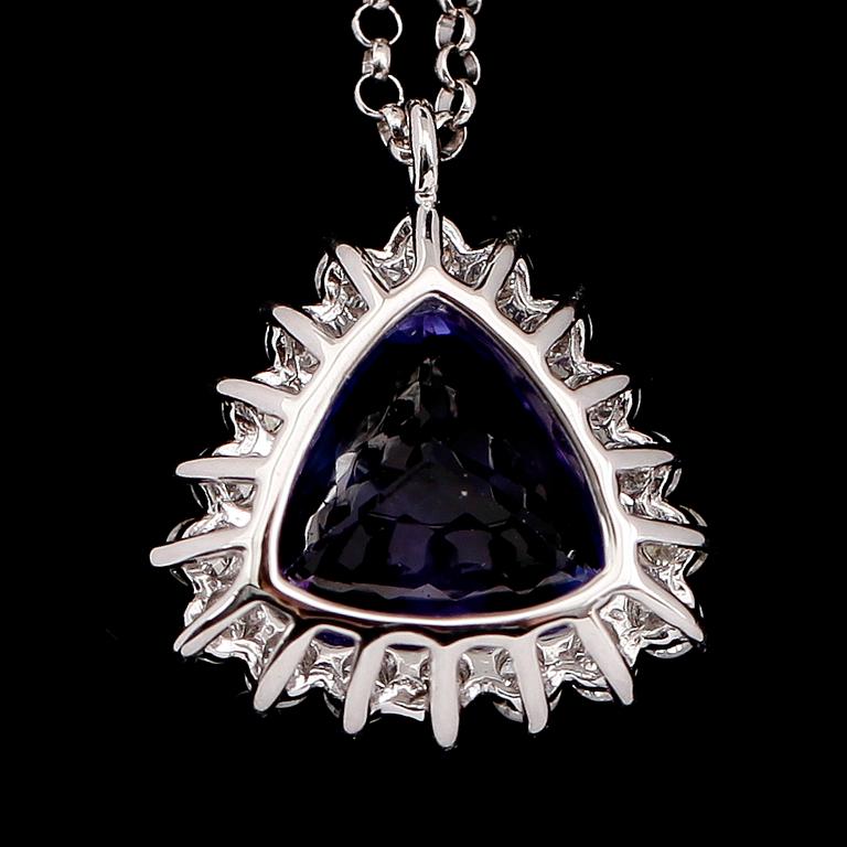 HÄNGE MED KEDJA, 18 k vitguld, tanzanit 2.06 ct, diamanter tot 0.41 ct.