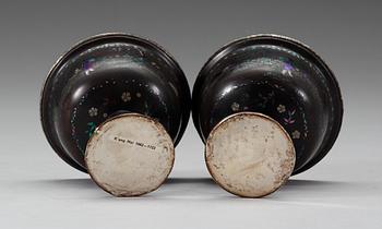BÄGARE, två stycken, lacquer burgulate. Qing dynastin tidigt 1700-tal.