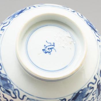 A blue and white bowl, Qing dynasty, Qianlong, Kangxi (1662-1722).