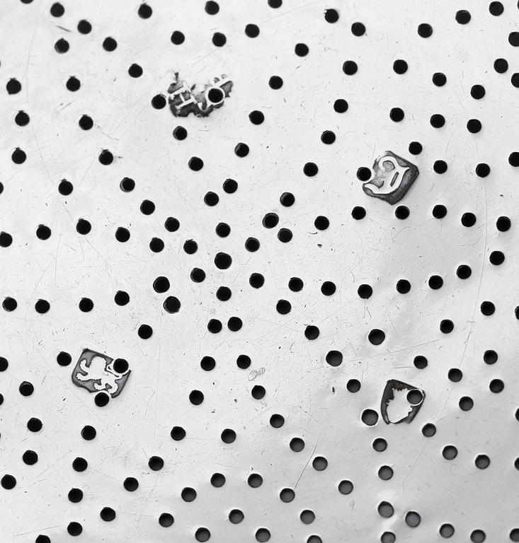 TESIL, silver, delvis otydl stämplar, London, troligen 1760-tal. Vikt ca 100 gram.