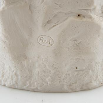 Dekorativ skulptur Flicka med katt biskvi 1900-tal.