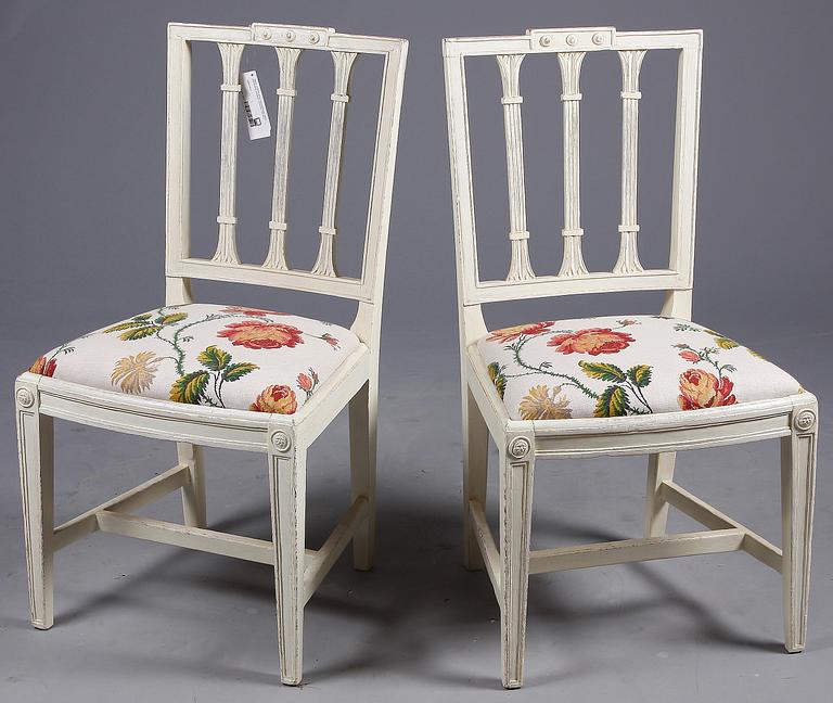 STOLAR, ett par, sengustavianska, märkta Erik Öhrmark, stolmakare i Stockholm 1777-1813.