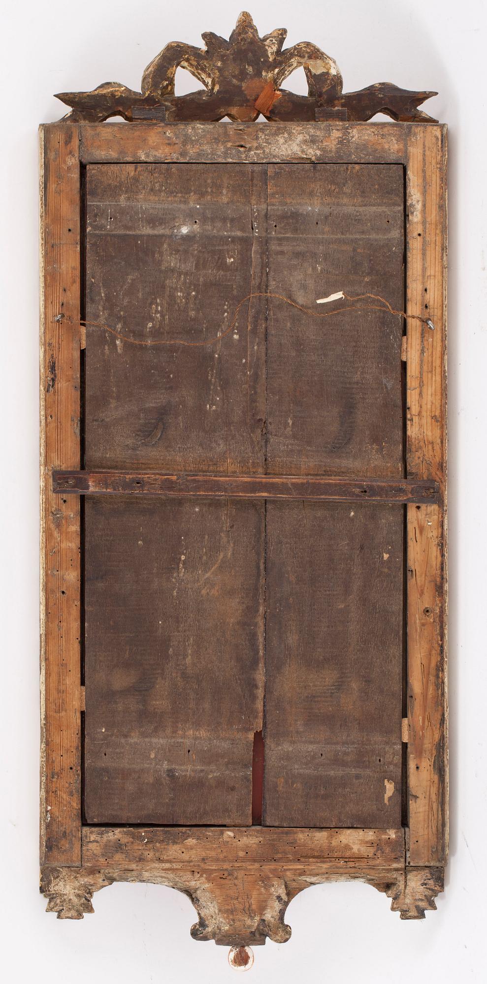 SPEGEL, gustaviansk, med otydlig hallstämpel, möjligen Johan Åkerblad. 1700-talets senare del.