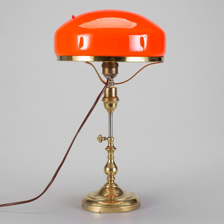 BORDSLAMPA I MÄSSING, så kallad Strindbergslampa, 1900-talets första hälft.