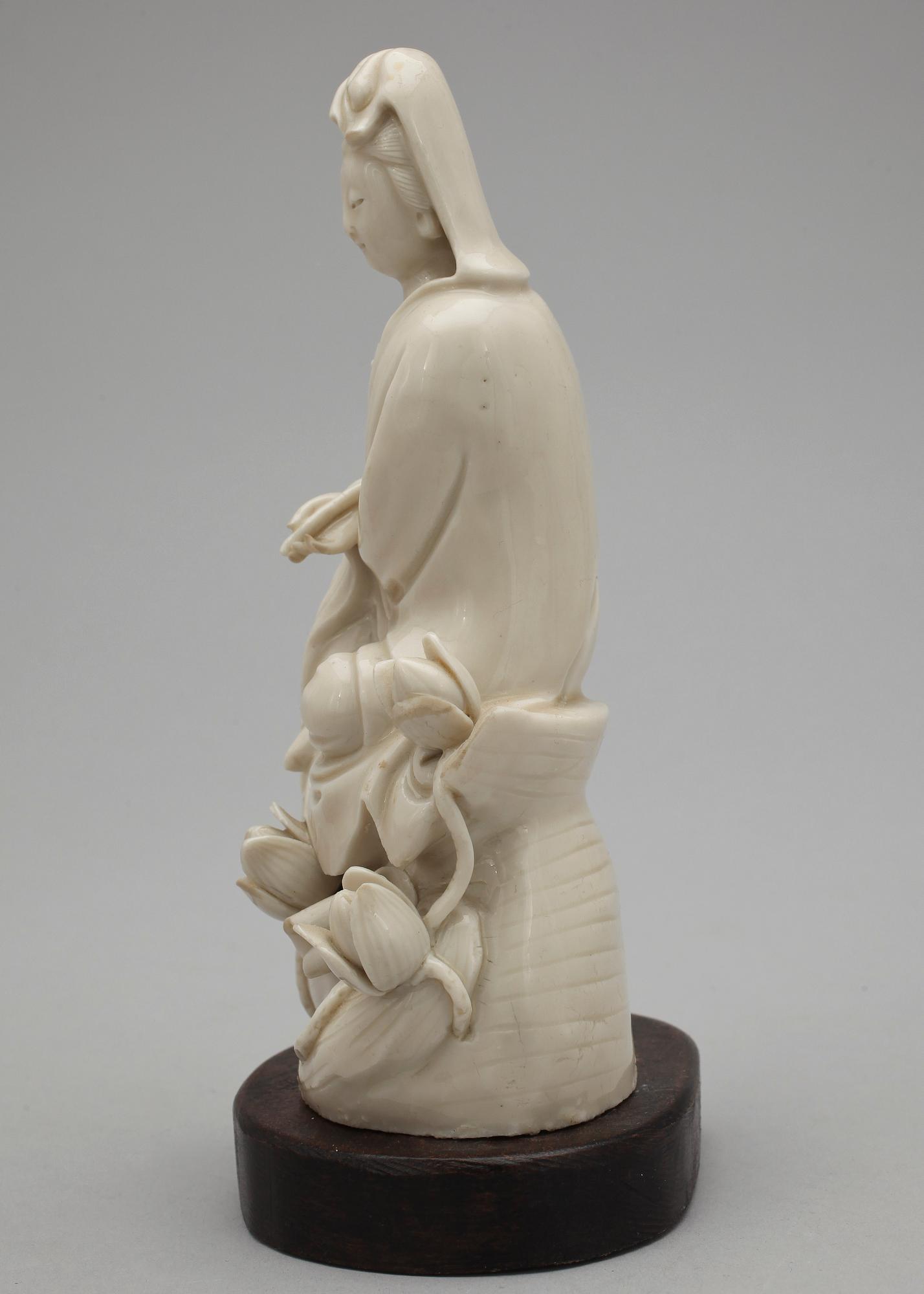 FIGURIN, KRUKA samt VAS, porslin, Kina 1900-tal.