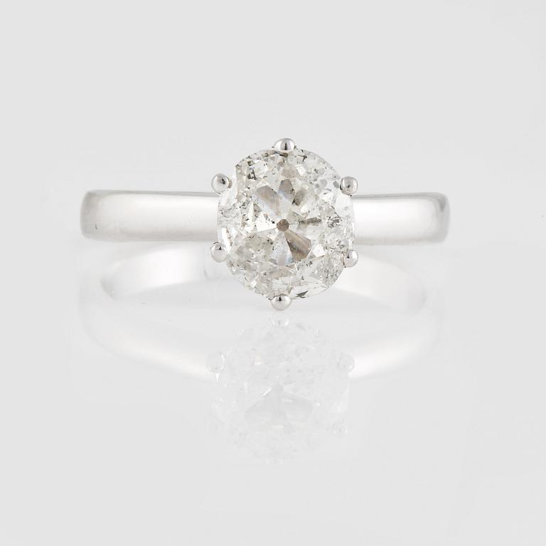 RING, 18K vitguld med äldre briljantslipad diamant ca 1.30 ct. Vikt 3,1 gram.