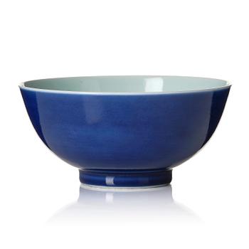 938. A blue glazed bowl, Qing dynasty with Kangxi mark and of the period (1662-1722).