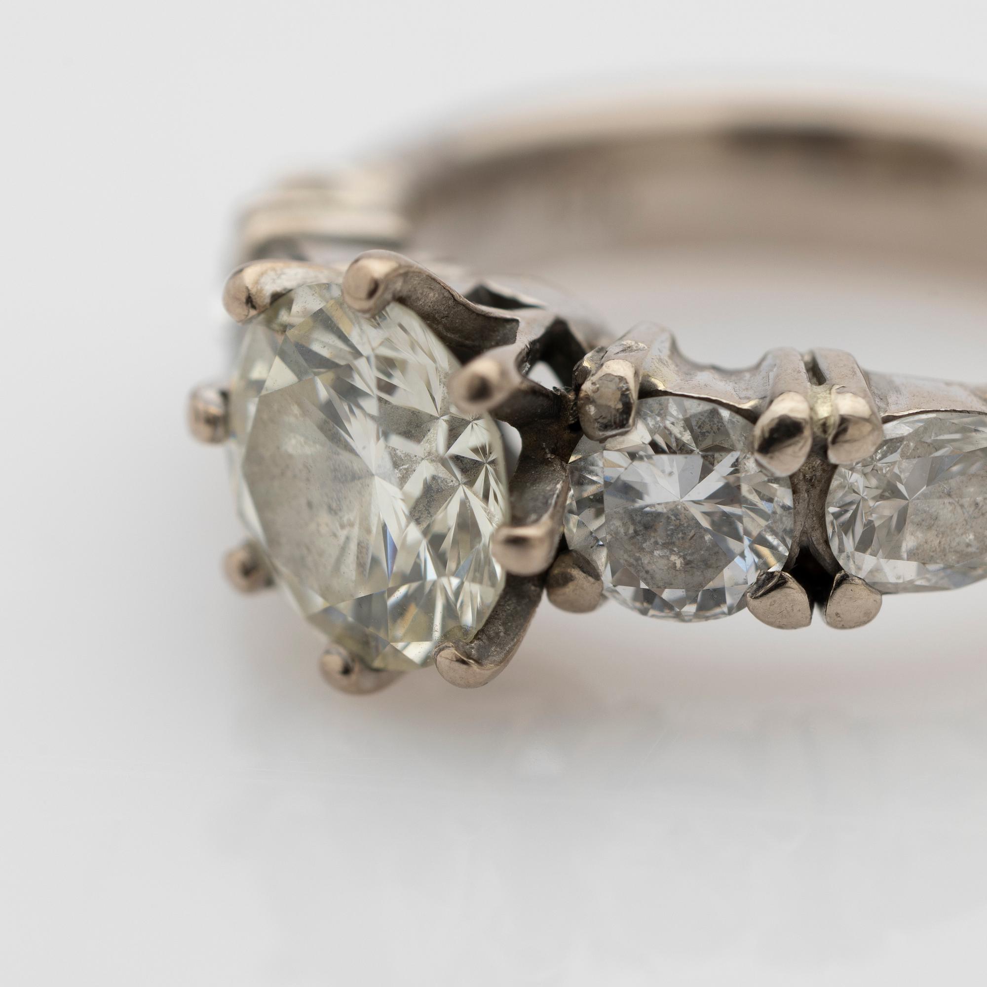 Ring, 18k guld med 5 diamanter.