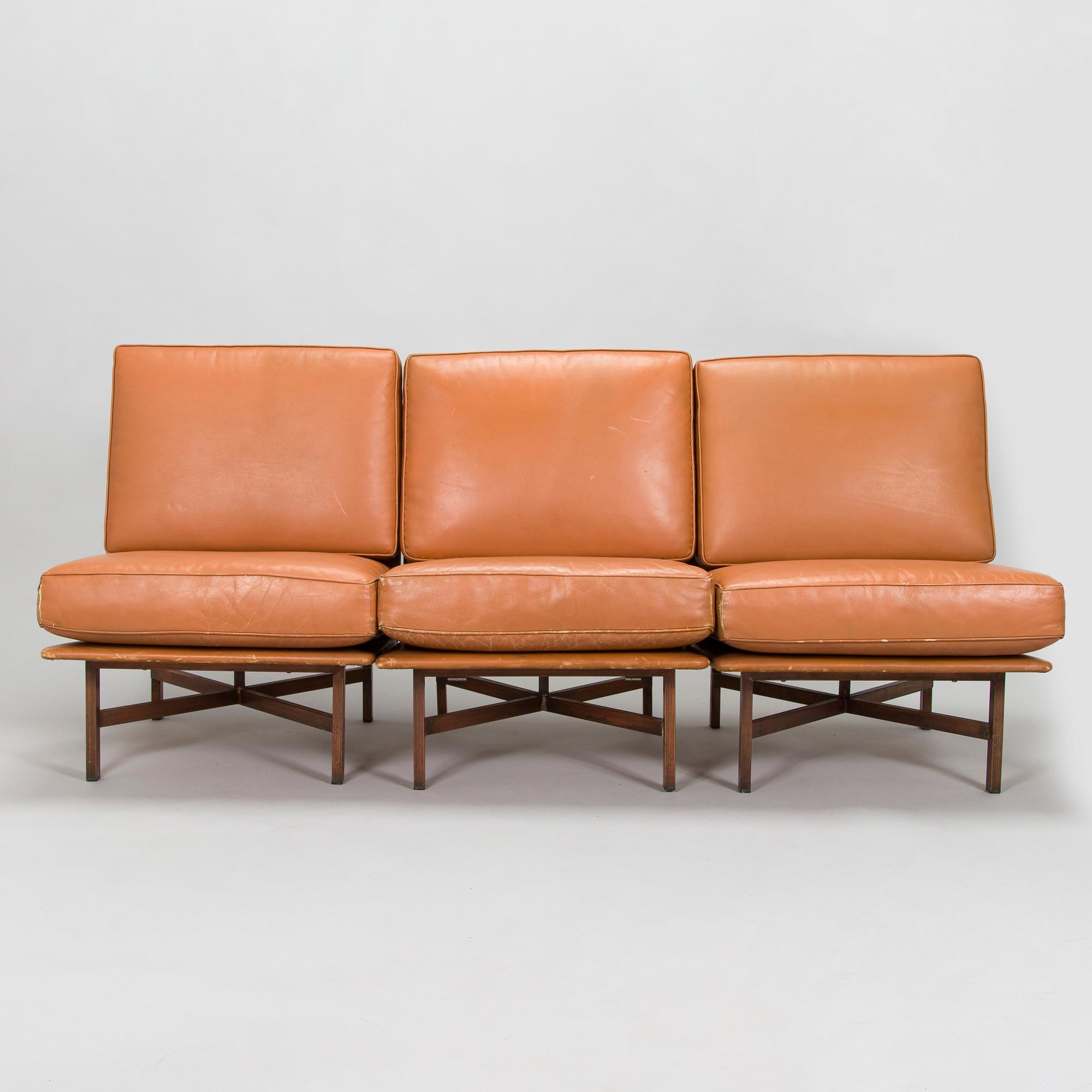 Ilmari Tapiovaara, sohva / nojatuoleja 3 kpl, valmistaja Lukkiseppo, 1900-luvun puoliväli.