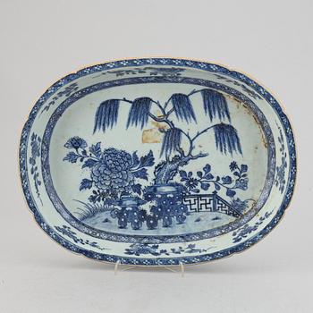 A blue and white oval serving dish, Qing dynasty, Qianlong (1736-95).