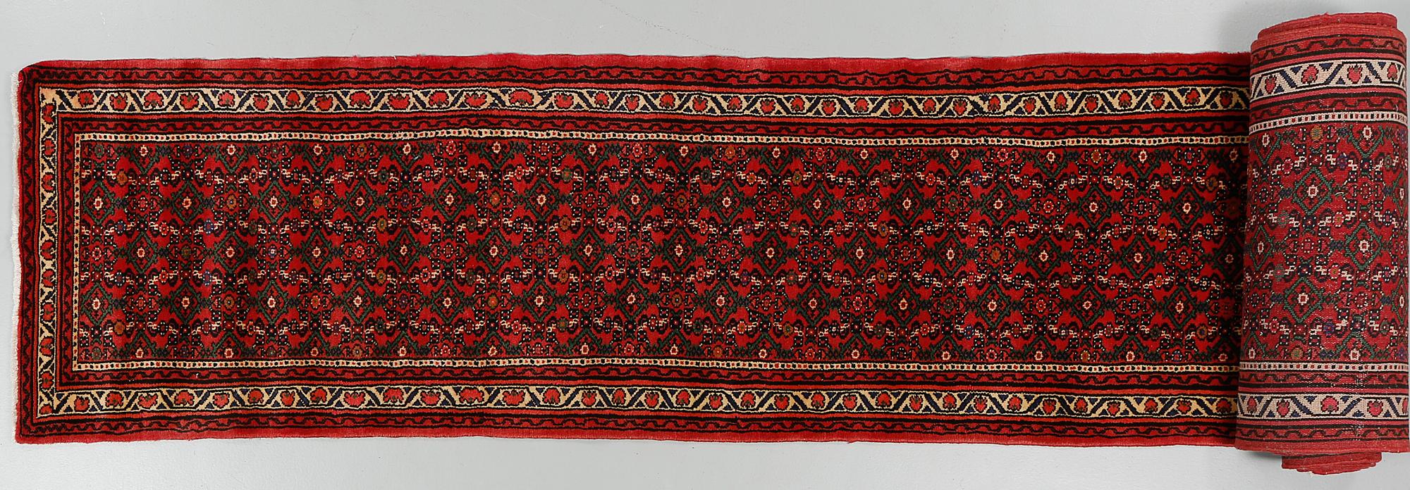 GALLERIMATTA, orientalisk, 1900-talets andra hälft, 675 x 76 cm.