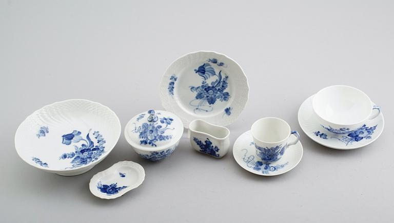 SERVISPORSLIN, 33 delar, porslin, "Blå blomst", Royal Copenhagen.