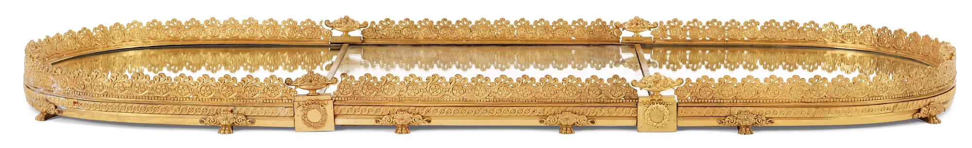 BORDSPLATEAU. Empirestil, 1800-talets andra hälft.