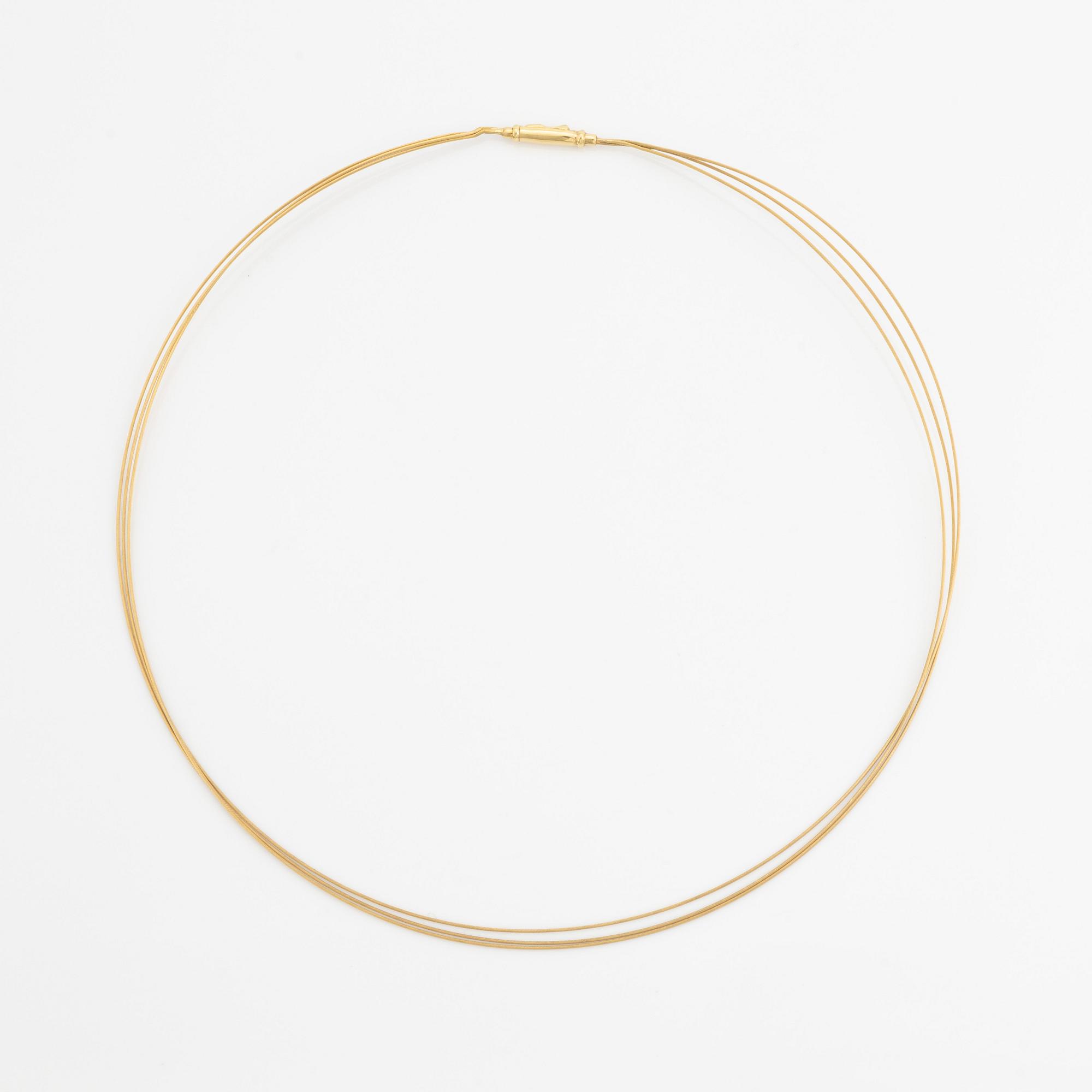 An 18K gold necklace.
