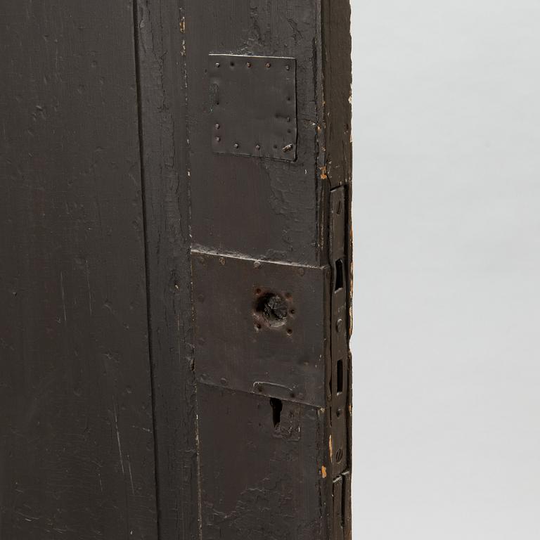 Alpo Jaakola, ovi/veistos, maalattu puu.