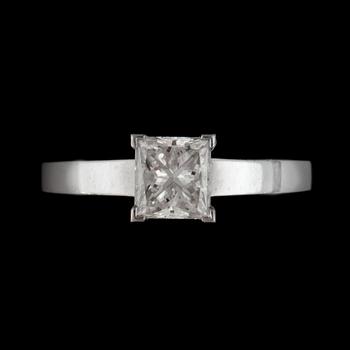 RING, Cartier, med prinsesslipad diamant 1.07 ct. Kvalitet H/VVS1 enligt bifogat certifikat. No. 91242A.