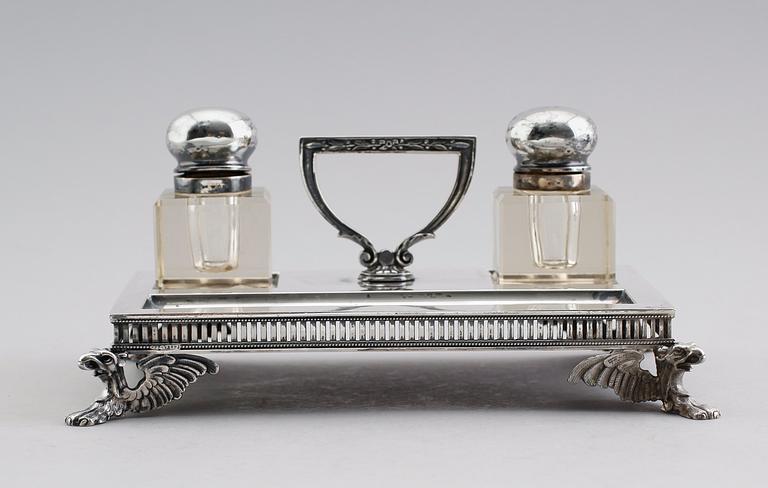 BLÄCKSTÄLL, silver, Stockholm 1905. Ställets vikt ca 609 gram.