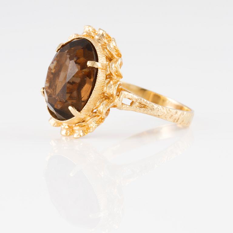 RING, 18K guld med fasettslipad rökkvarts, utländska stämplar. Vikt 7,2 gram.