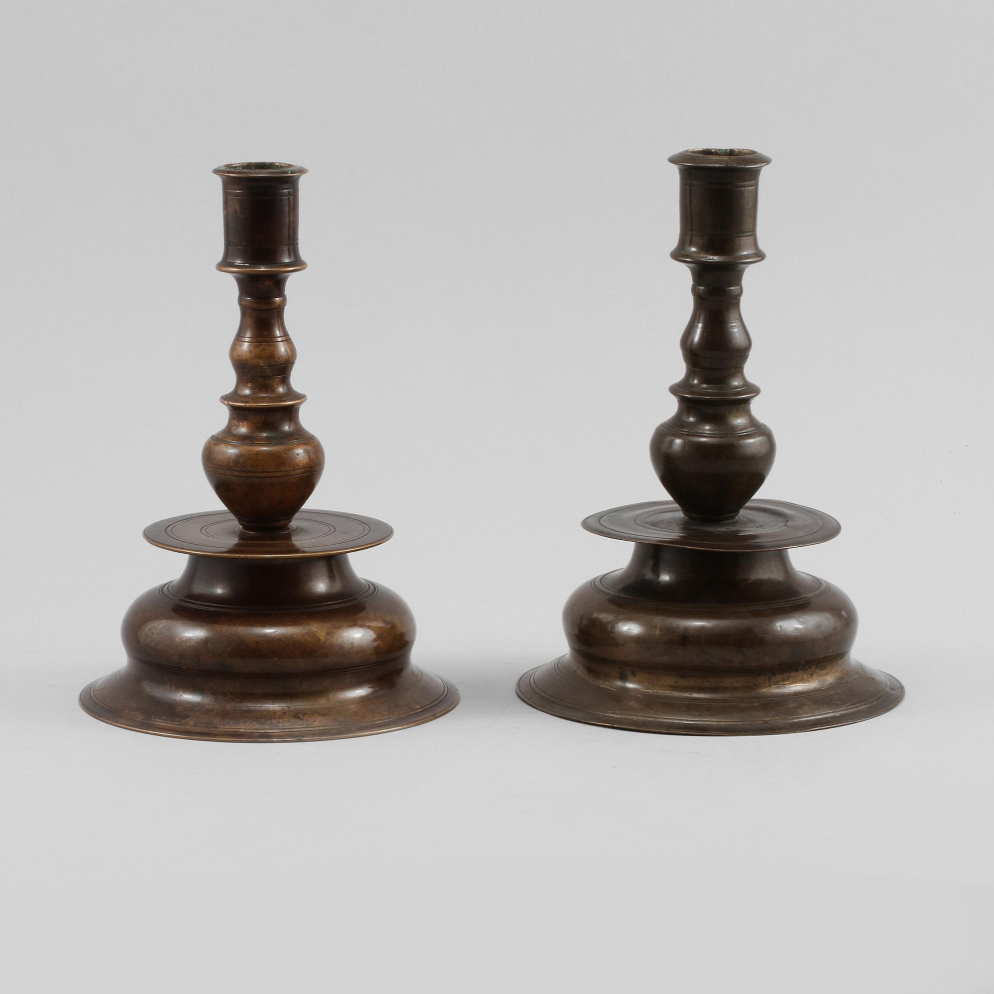 LJUSSTAKAR, ett par snarlika, malm, barock/barockstil, 1600-tal respektive 1800-tal.