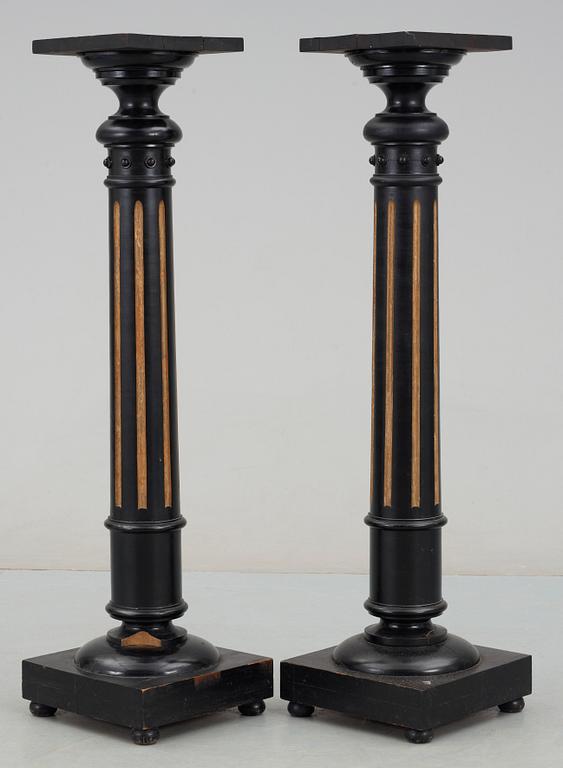 PIEDESTALER, ett par, nyrenässans, 1800-talets slut.