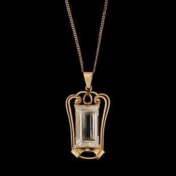 HÄNGE, 18k guld med fasettslipad bergkristall, Guldvaruhuset, Stockholm, 1948 samt kedja 18k guld. Total vikt ca 8 g.